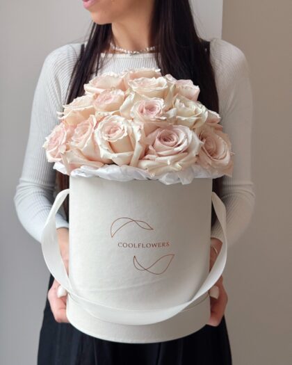 květinový box grand beige roses by Coolflowers rozvoz květin po Praze