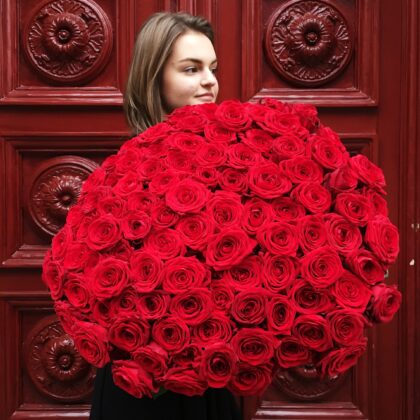 101 red roses 70 cm by Coolflowers flower delivery in Prague