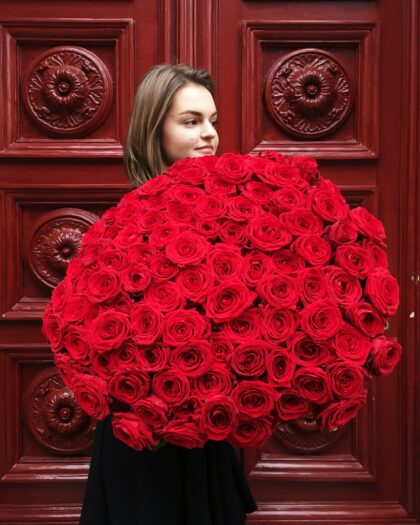 101 red roses 70 cm by Coolflowers flower delivery in Prague