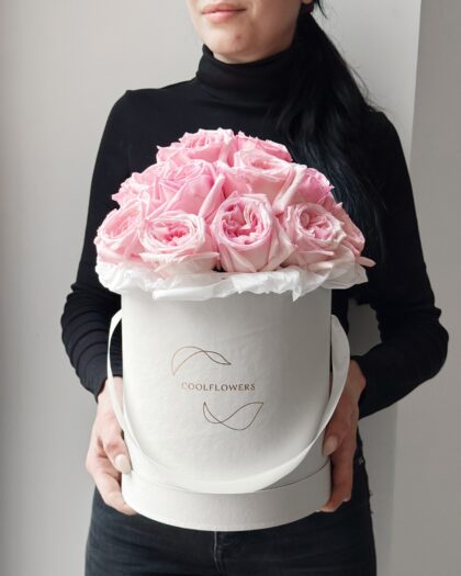 flower box grand: fragrant roses pink by Coolflowers flower delivery in Prague