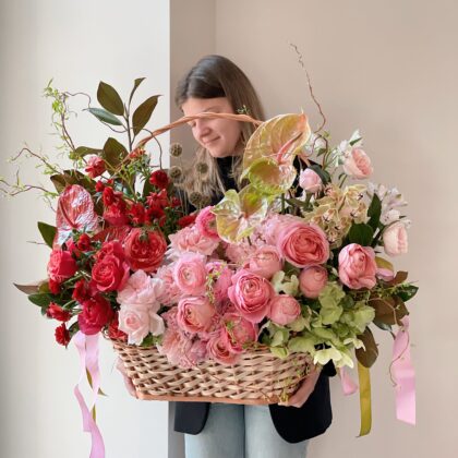 flower basket 2xl by Coolflowers flower delivery in Prague