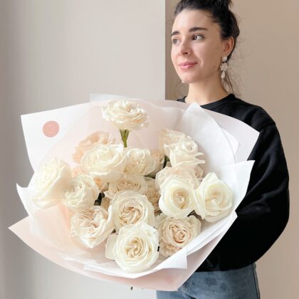 ivory roses 50 cm by Coolflowers flower delivery in Prague