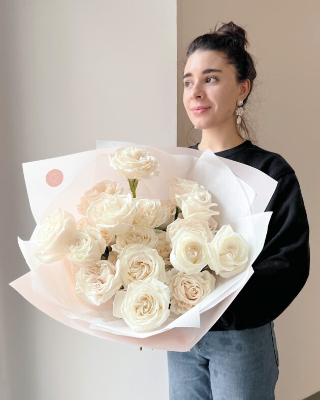 ivory roses 50 cm by Coolflowers flower delivery in Prague