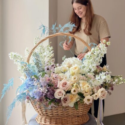 flower basket 3xl by Coolflowers flower delivery in Prague