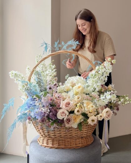 flower basket 3xl by Coolflowers flower delivery in Prague