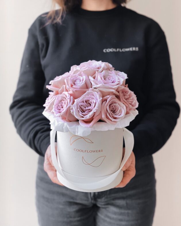 flower box mini faith roses by Coolflowers flower delivery in Prague