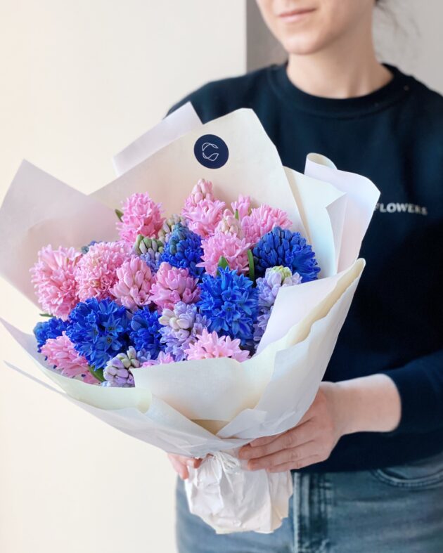 mix hyacinths 25 pc by Coolflowers flower delivery in Prague