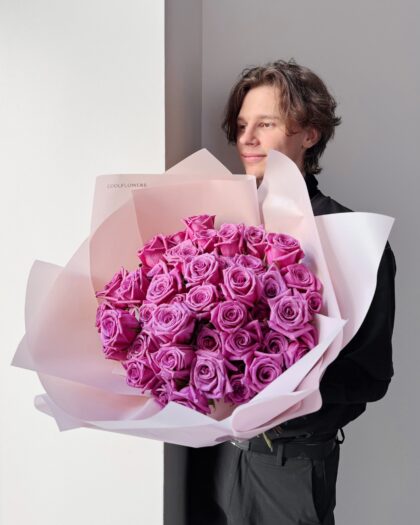 Roses 50 cm: 51 Berry by Coolflowers flower delivery in Prague