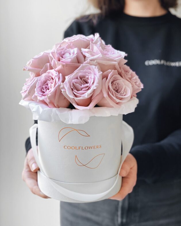 flower box mini faith roses by Coolflowers flower delivery in Prague