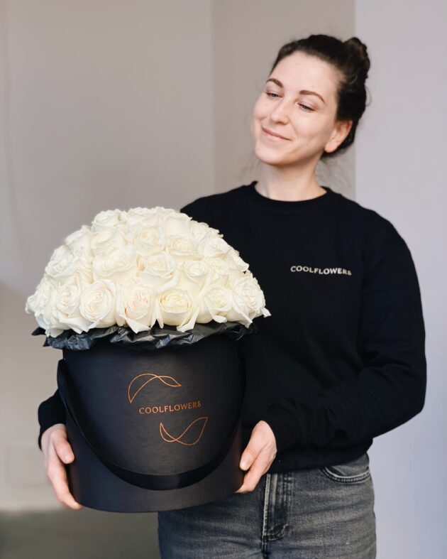 flower box maxi white roses by Coolflowers flower delivery in Prague