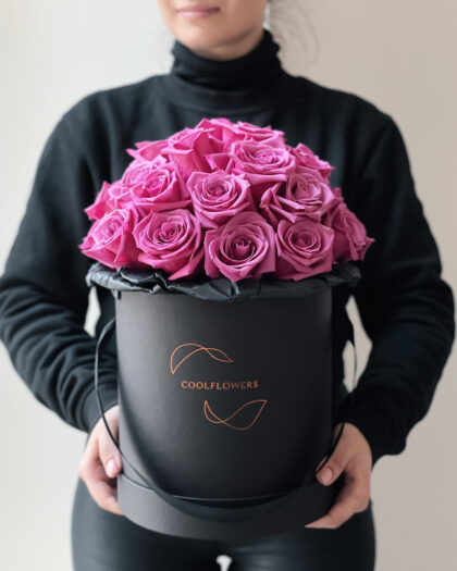 flower box grand berry roses by Coolflowers flower delivery in Prague