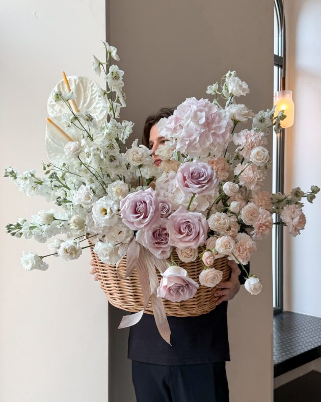 flower basket XL by Coolflowers flower delivery in Prague