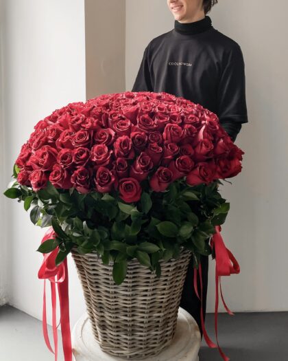 Flower basket: 201 Red roses by Coolflowers flower delivery in Prague