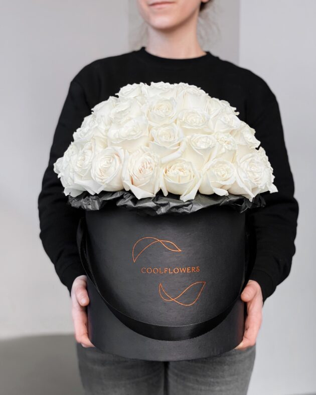 flower box maxi white roses by Coolflowers flower delivery in Prague