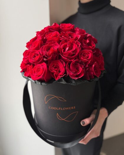 flower box maxi red roses by Coolflowers flower delivery in Prague