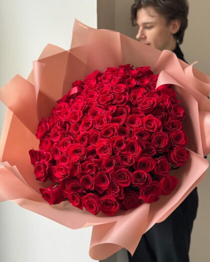 101 red roses by Coolflowers flower delivery in Prague