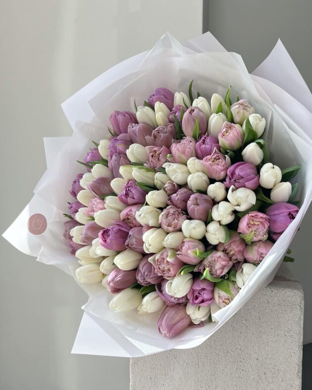 101 tulips love mix by Coolflowers flower delivery in Prague