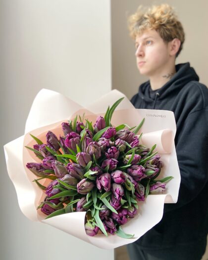 Bouquet of Tulips Black Dragon (Black Parrot) – deep burgundy-black tulips with feathered petals, elegantly arranged for delivery in Prague by cool flowers