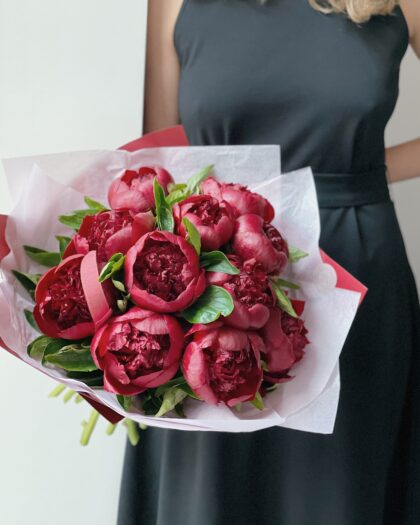 bordo peonies red charm by Coolflowers flower delivery in Prague